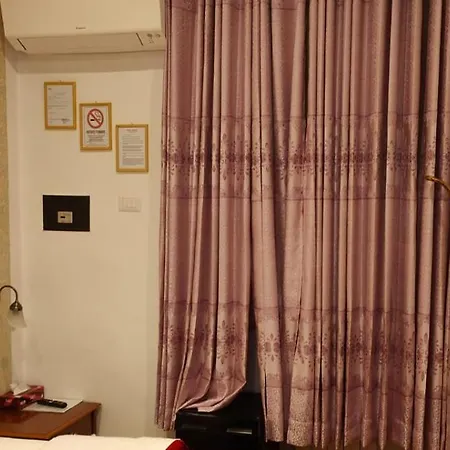 House Fenicia Pensión Roma